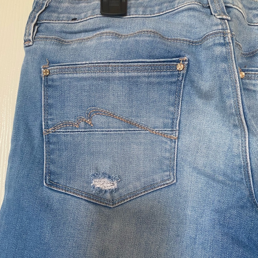 White House Black Market Girlfriend Distressed Jean sz 6
